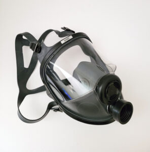 Gas mask with loose straps